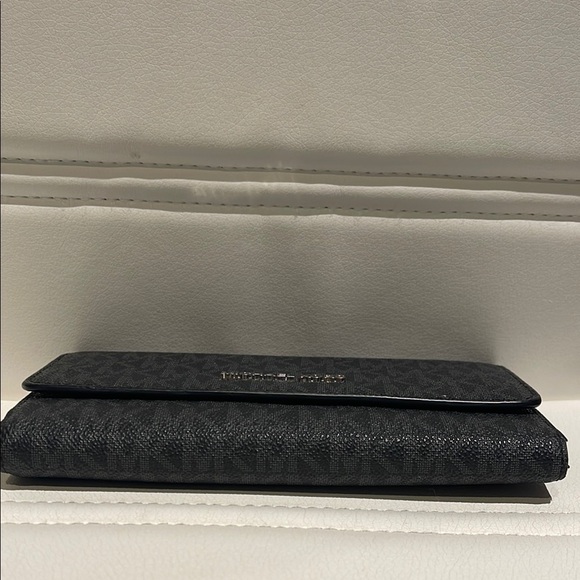 Michael Kors Jet Set Travel Large Trifold Wallet - Picture 4 of 6